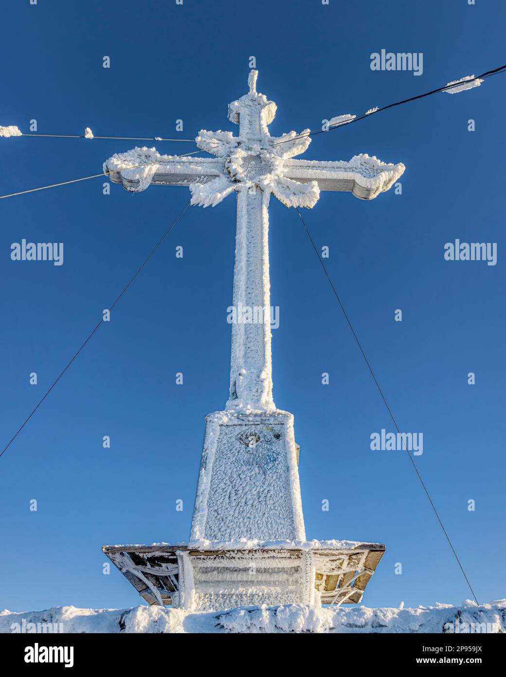 Ombreggiata croce sulla cima del Wallberg. Rottach-Egern, Baviera, Germania. Foto Stock