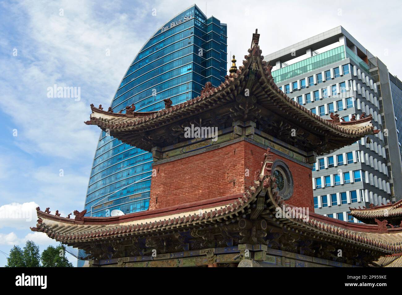 L'hotel moderno, il Blue Sky e il tradizionale Tempio di Choidshin lama, Ulanbator, Mongolia Foto Stock