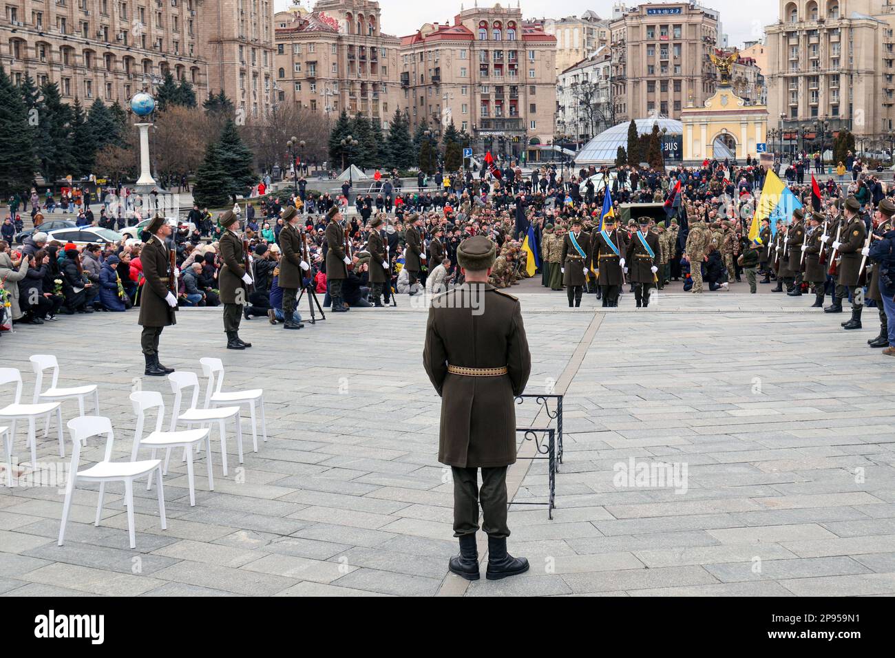 KIEV, UCRAINA - 10 MARZO 2023 - la bara con il corpo di Eroe di Ucraina, comandante del 1st battaglione meccanizzato della 67th brigata meccanizzata separata, tenente Junior Dmytro Kotsiubailo (nom de guerre 'da Vinci'), Il 7 marzo, il ucciso in azione nei pressi di Bakhmut, nella regione di Donetsk, arriva a Maidan Nezalezhnosti per la cerimonia commemorativa, Kyiv, capitale dell'Ucraina. Foto Stock