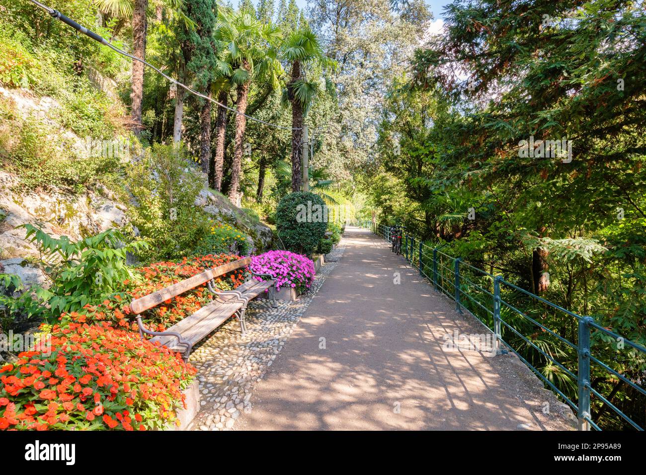 Tappeiner Promenade, un sentiero a Merano (Alto Adige, Italia) offre un'atmosfera mediterranea e alpina e una bella vista sulla città e sulla Valle dell'Adige Foto Stock