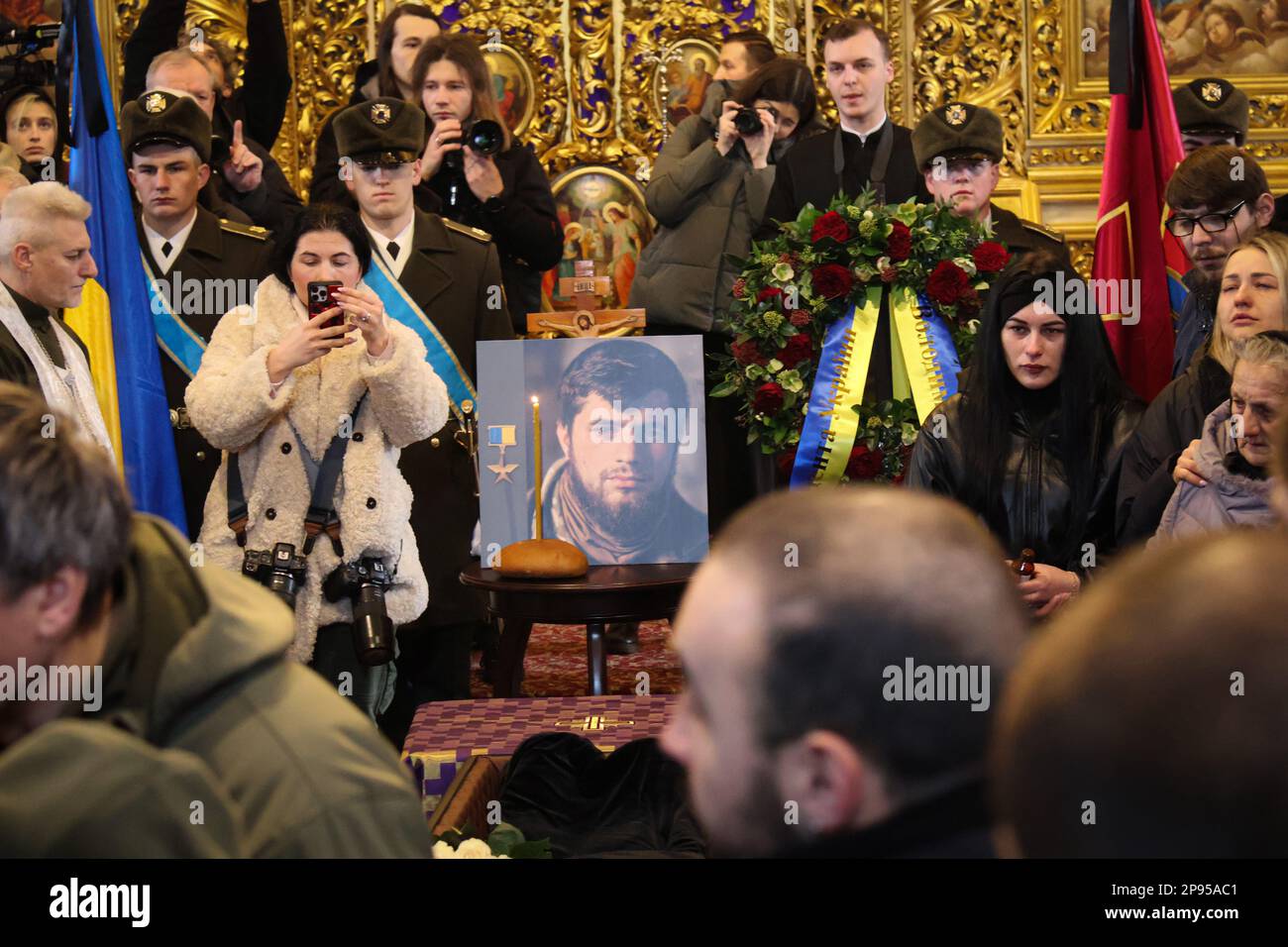 KIEV, UCRAINA - 10 MARZO 2023 - il ritratto di Eroe di Ucraina, comandante del 1st battaglione meccanizzato della 67th brigata meccanizzata separata, tenente Junior Dmytro Kotsiubailo (nom de guerre 'da Vinci'), Che è stato ucciso in azione nei pressi di Bakhmut, nella regione di Donetsk, il 7 marzo è raffigurato durante il servizio commemorativo presso la cattedrale di San Michele con la cupola dorata, Kiev, capitale dell'Ucraina. Foto Stock