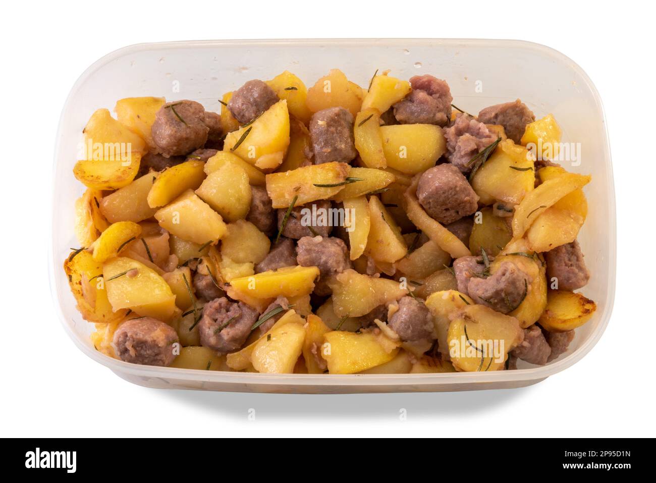 Stufato di salsiccia con patate al forno in vassoio per alimenti di plastica isolato su bianco con percorso di ritaglio incluso Foto Stock