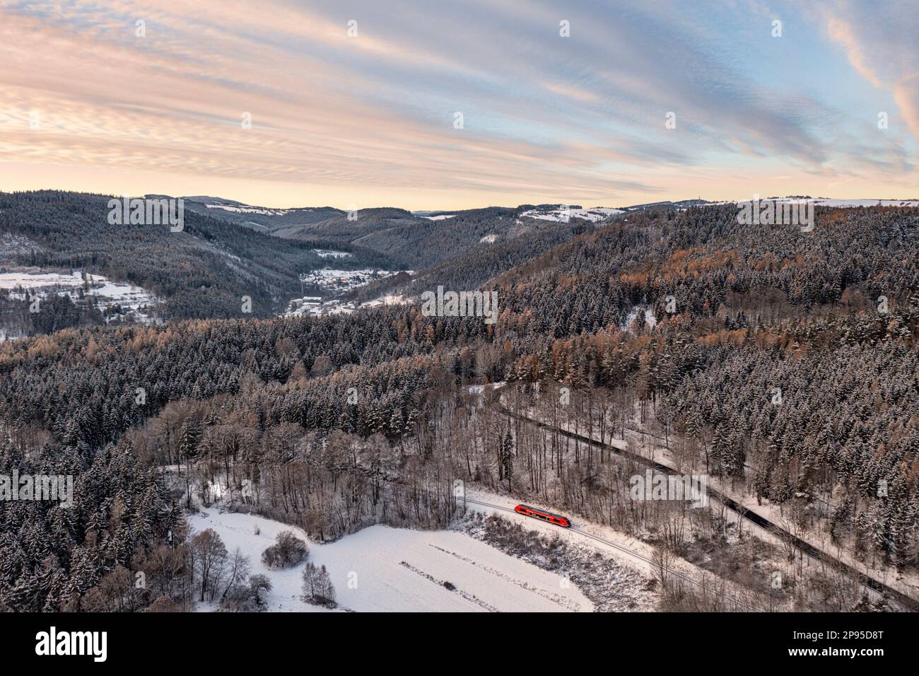 Germania, Turingia, Schwarzburg, Schwarzatal, treno regionale 60, treno 29875, paesaggio, foresta, neve, panoramica, luce del mattino Foto Stock