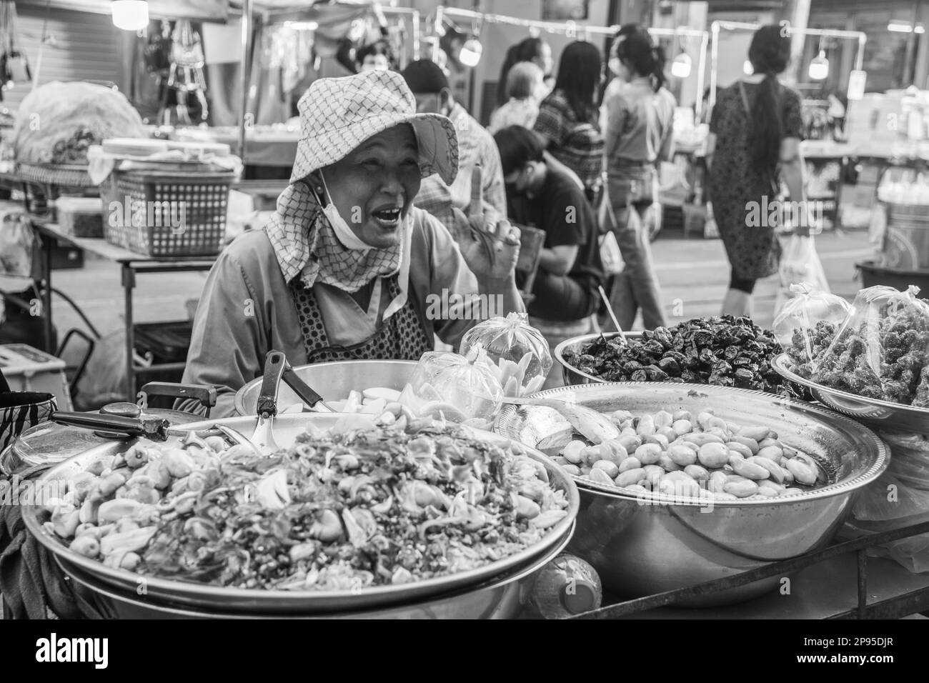 Un tradizionale festival di strada con innumerevoli bancarelle di cibo in Thailandia Asia Foto Stock