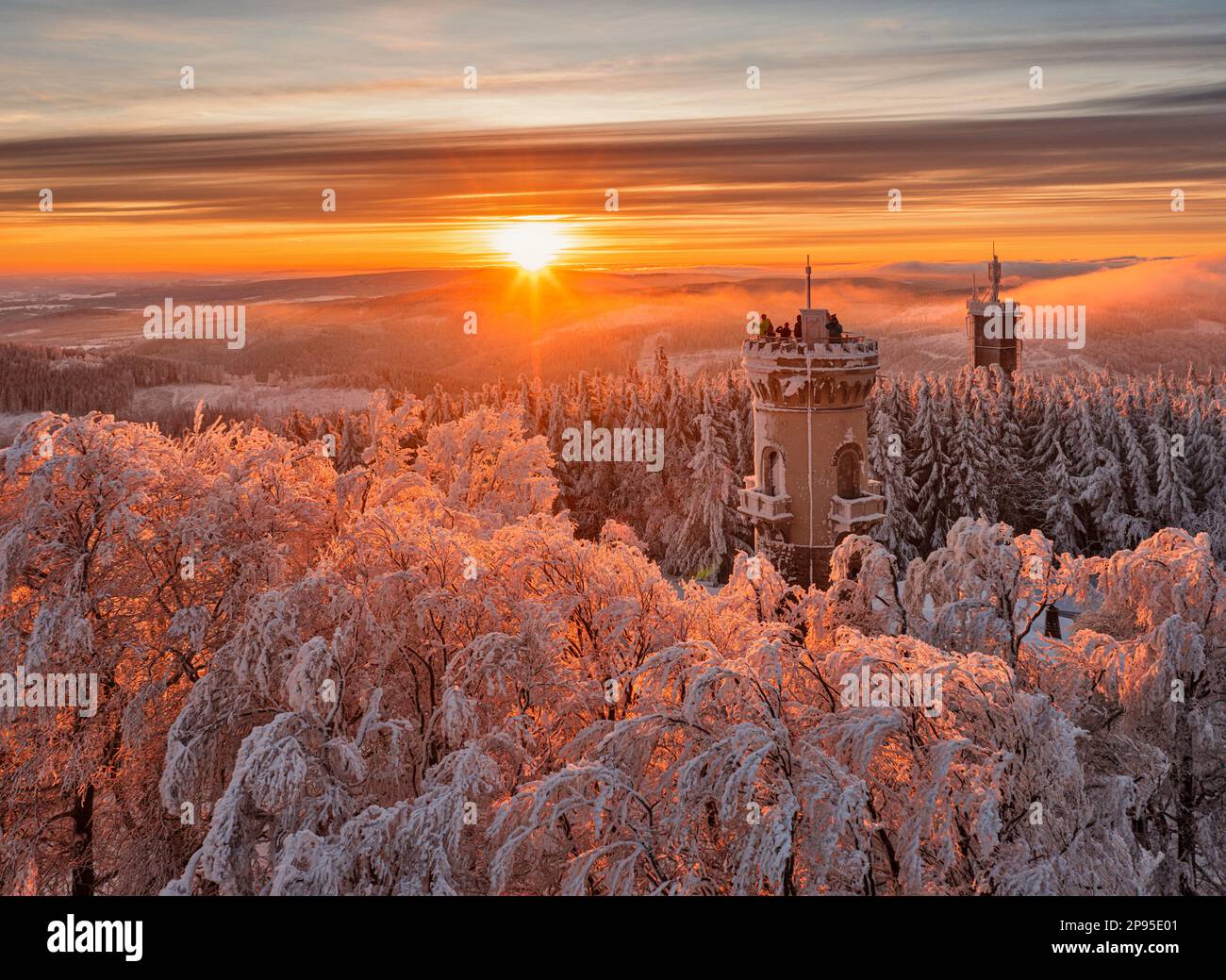 Germania, Turingia, Ilmenau, Kickelhahn, torre di osservazione, Persone che guardano e fotografano l'alba, la torre Telekom (Hintergrud), la foresta, le montagne, gli alberi di ghiaccio, neve Foto Stock