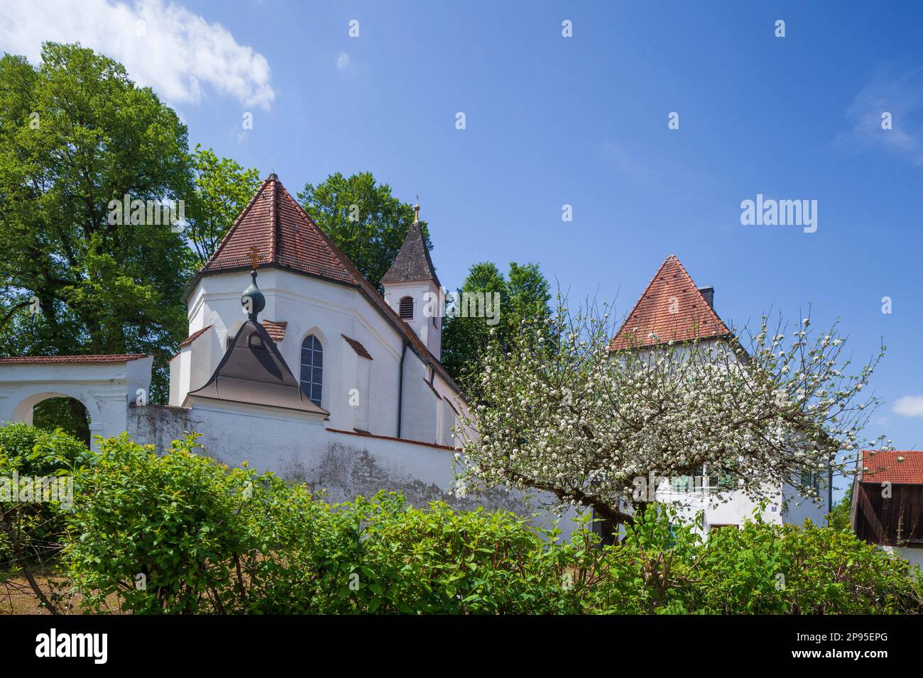Chiesa di San Walburgis e Apothecary House, Seeon-Seebruck, Chiemgau, alta Baviera, Baviera, Germania, Europa Foto Stock
