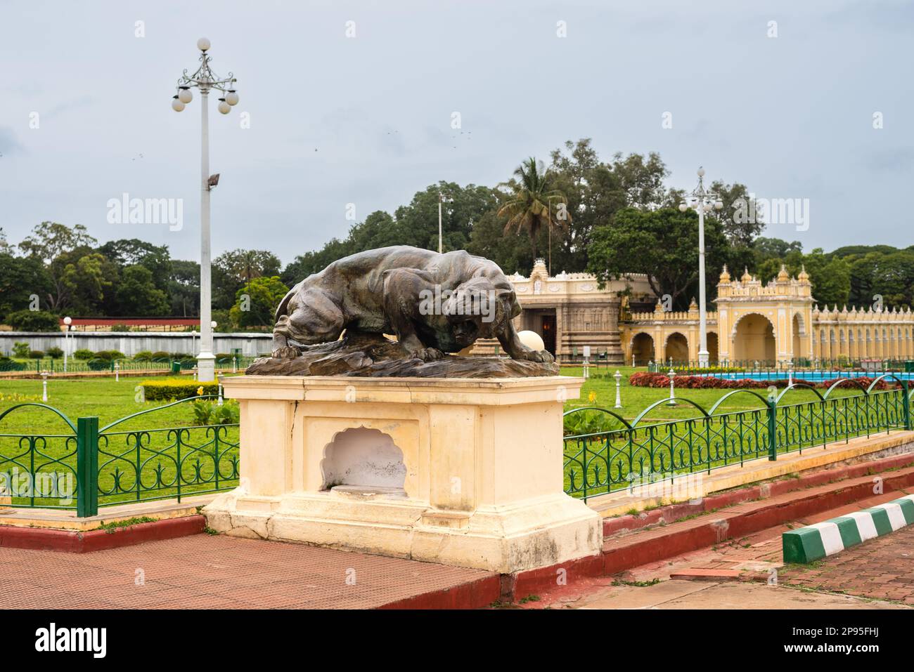 Mysore Palace Karnataka India Settembre 1 2022 turisti visitare lo storico e grandioso Mysore palazzo chiamato anche Amba Vilas palazzo in Karnataka Indi Foto Stock