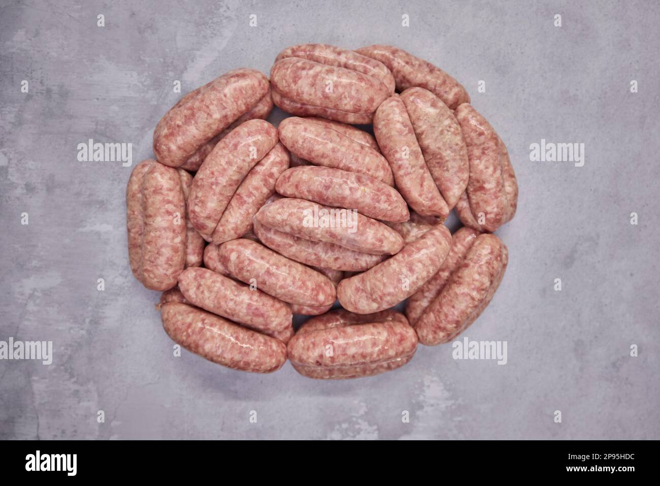 Colpo in testa di mucchio di salsicce sullo sfondo nel macellaio negozio Foto Stock