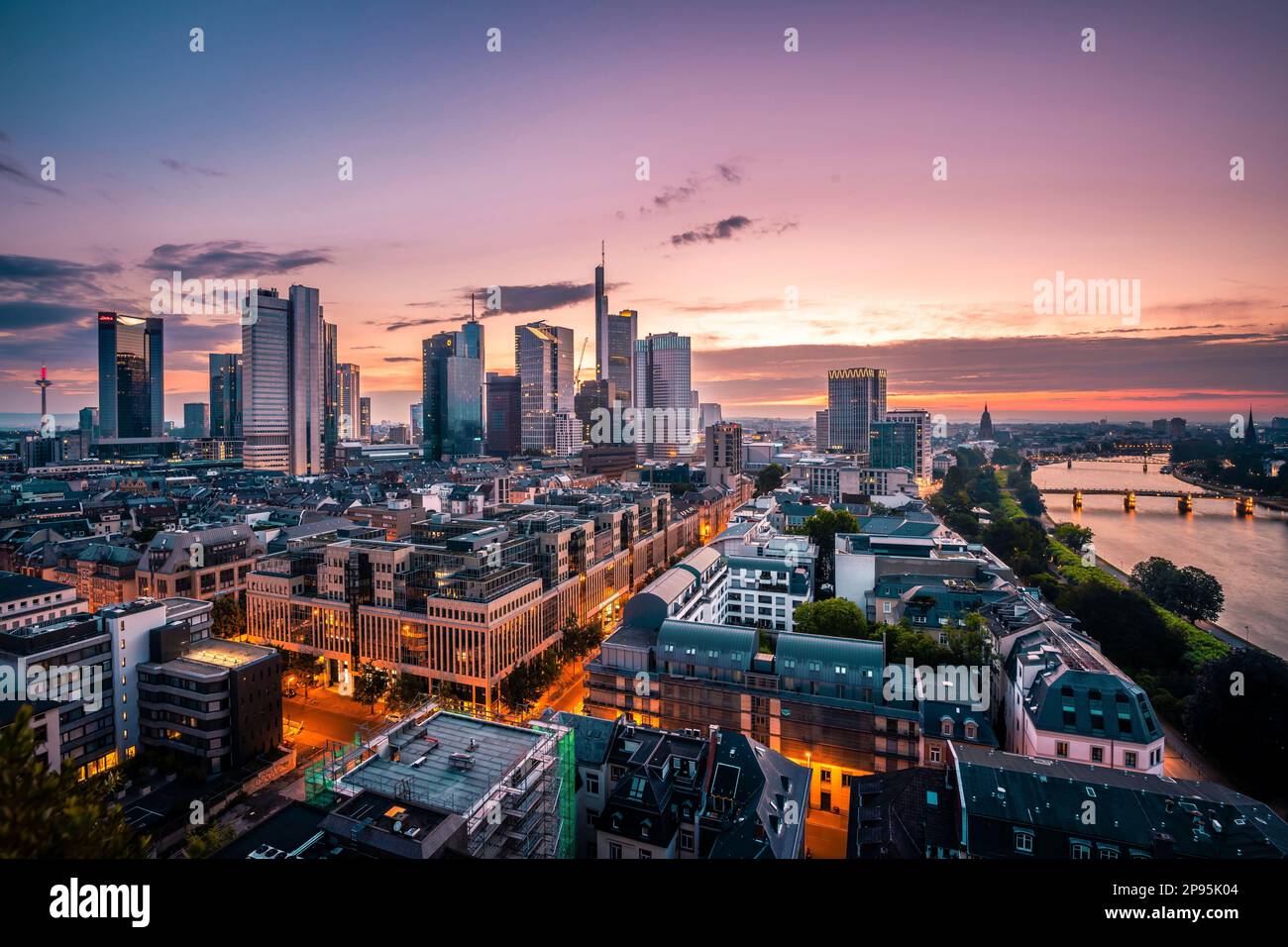 Ammira l'alba sullo skyline di Francoforte sul meno. Atmosfera romantica al mattino rosso con vista sulla città Foto Stock