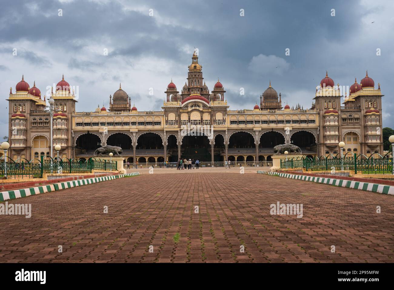 Mysore Palace Karnataka India Settembre 1 2022 turisti visitare lo storico e grandioso Mysore palazzo chiamato anche Amba Vilas palazzo in Karnataka Indi Foto Stock