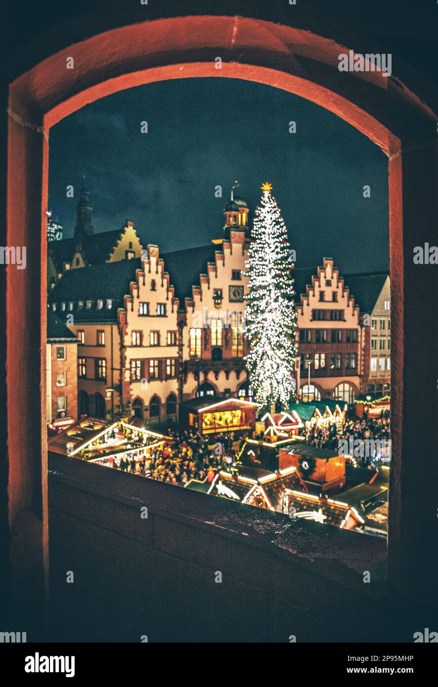 Mercatino di Natale la sera, festival splendidamente illuminato sulla Römerberg di Francoforte sul meno, ambiente storico con case a graticcio e atmosfera romantica. Tradizione natalizia in Assia, Germania Foto Stock