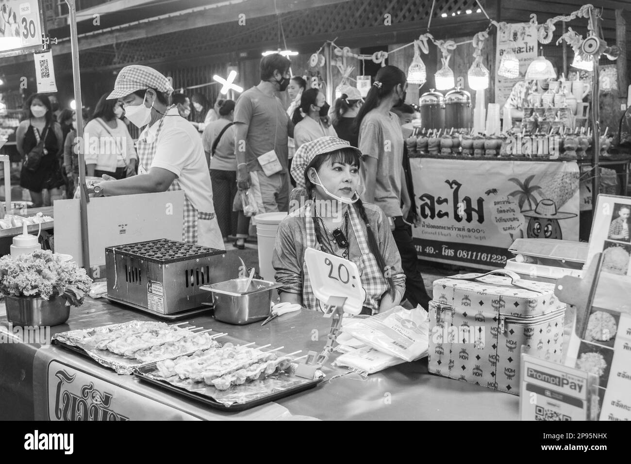 Un tradizionale festival di strada con innumerevoli bancarelle di cibo in Thailandia Asia Foto Stock