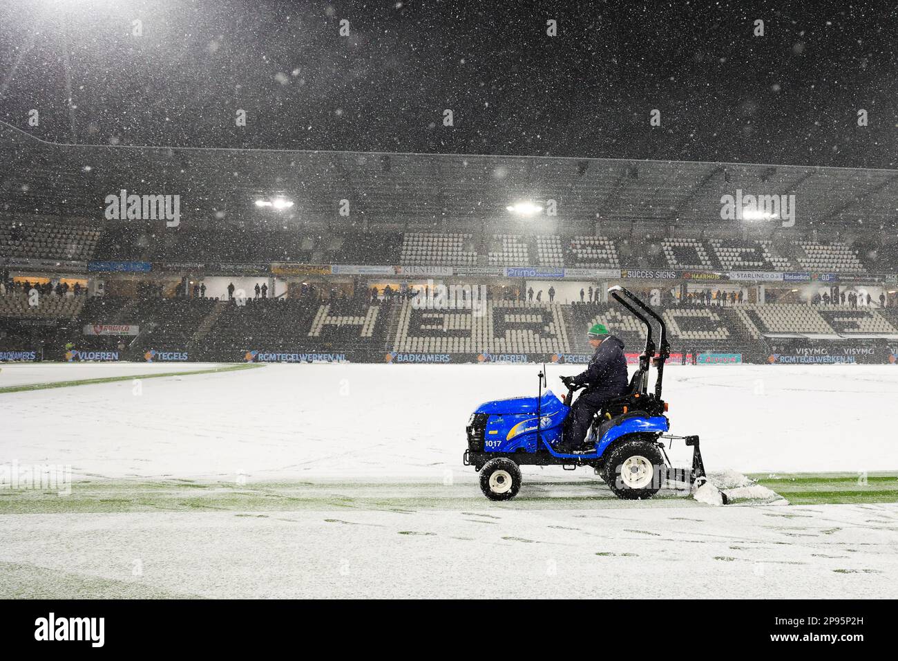 ALMELO, PAESI BASSI - 10 MARZO: Heracles Almelo - Jong AZ ha spugnito a causa della nevicata durante la partita olandese di Keukenkampioendivisie tra Heracles Almelo e Jong AZ all'Erve Asito il 10 marzo 2023 ad Almelo, Paesi Bassi (Foto di Marcel ter Bals/Orange Pictures) Foto Stock