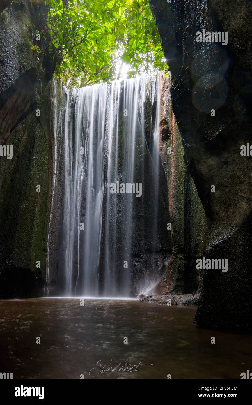 La cascata Tukad Cepung a Bali vicino a Ubud, deserta Foto Stock