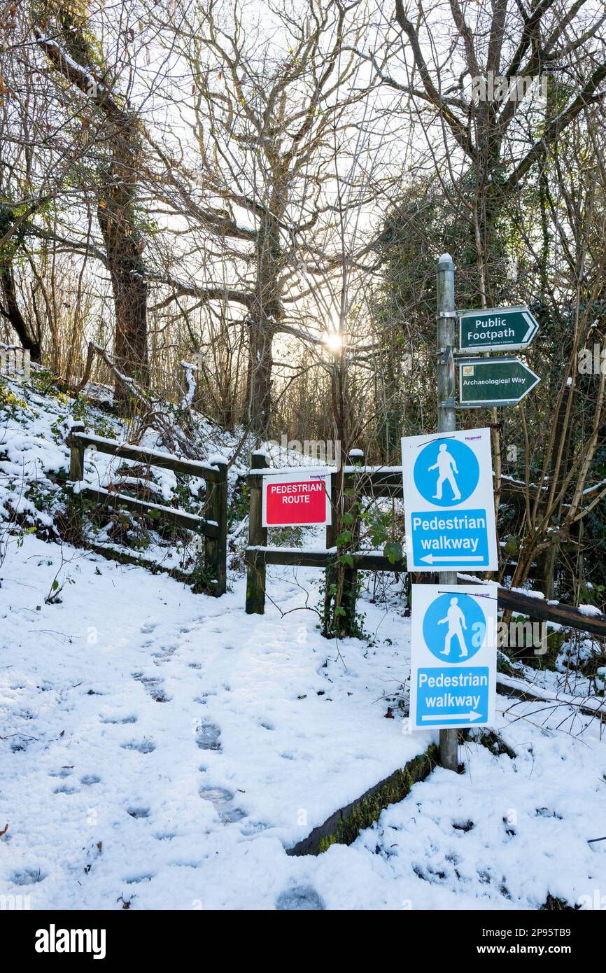 Sentieri per la via archeologica in Nottinghamshire con neve. Foto Stock
