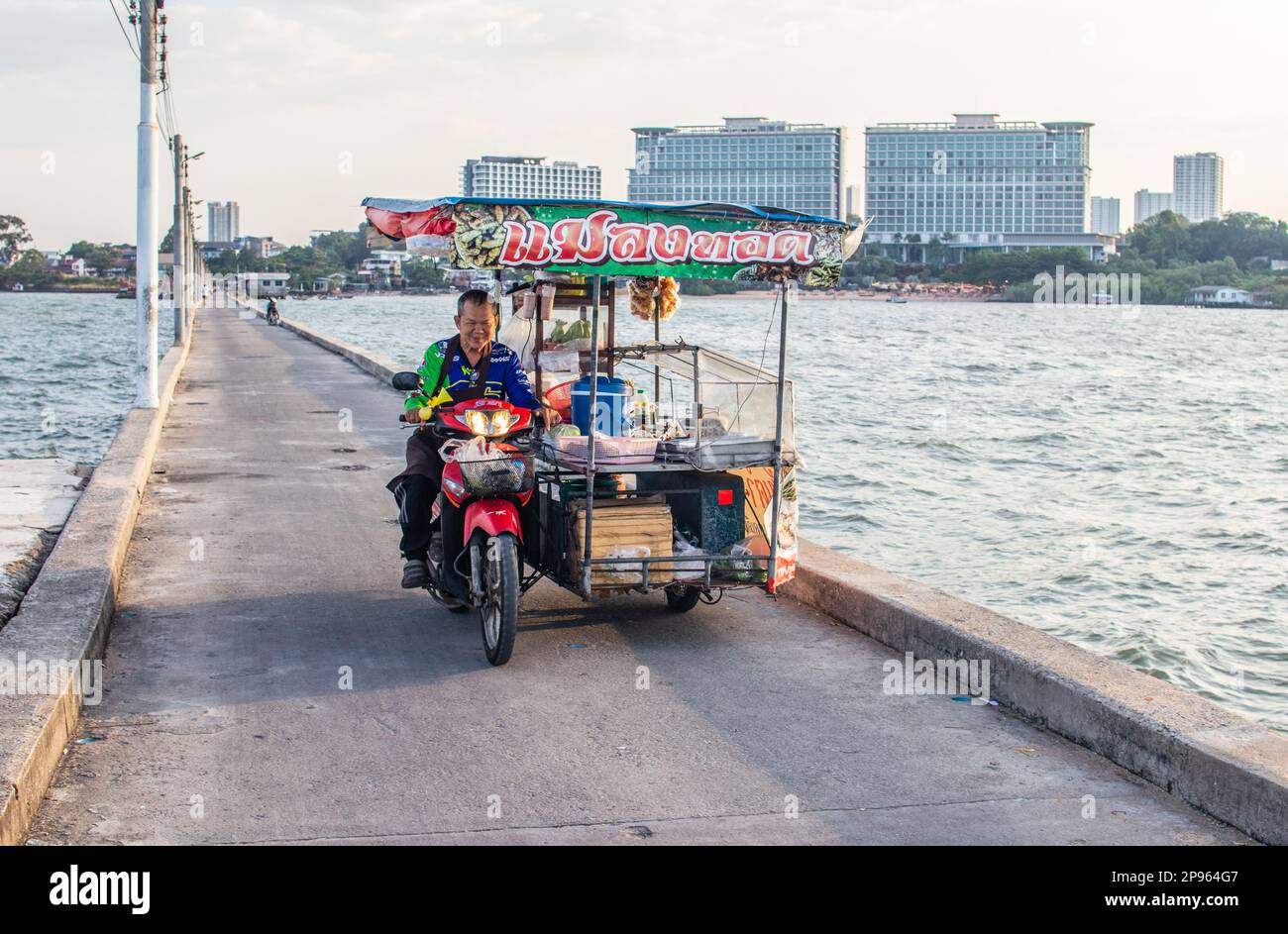 Mobile cibo tailandese stand accoppiato con una moto in Thailandia Asia Foto Stock