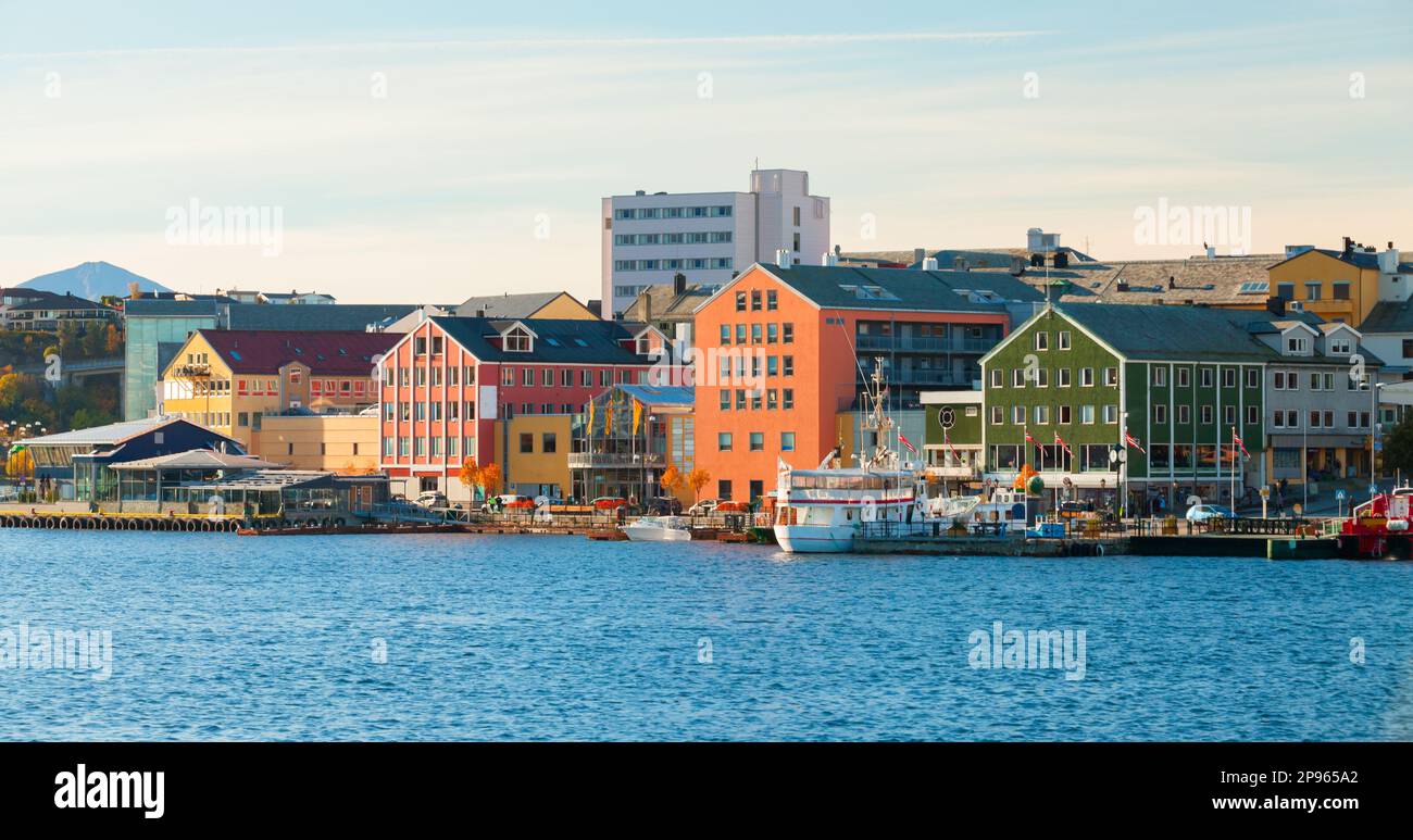 Vista sul mare di Kristiansund, Norvegia. Foto panoramica con case colorate in legno Foto Stock