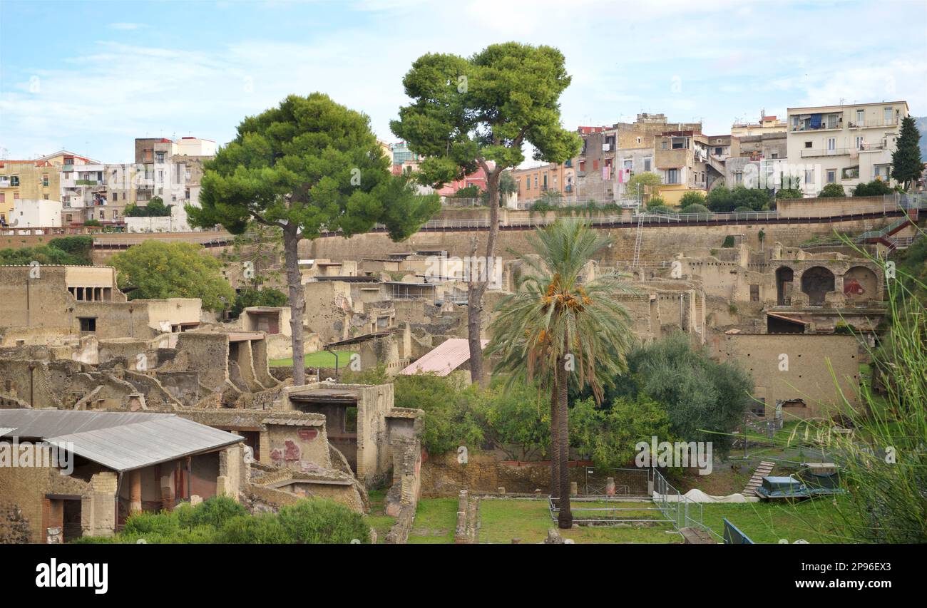 Ercolano scoperto. Ercolano fu sepolta sotto cenere vulcanica e pomice nell'eruzione del Vesuvio nel 79 d.C. Ercolano, Campania, Italia . Vista generale. Foto Stock
