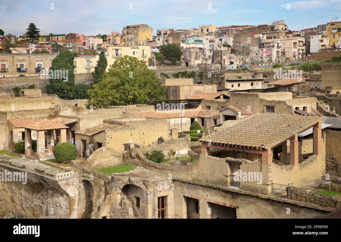 Ercolano scoperto. Ercolano fu sepolta sotto cenere vulcanica e pomice nell'eruzione del Vesuvio nel 79 d.C. Ercolano, Campania, Italia . Vista generale. Foto Stock