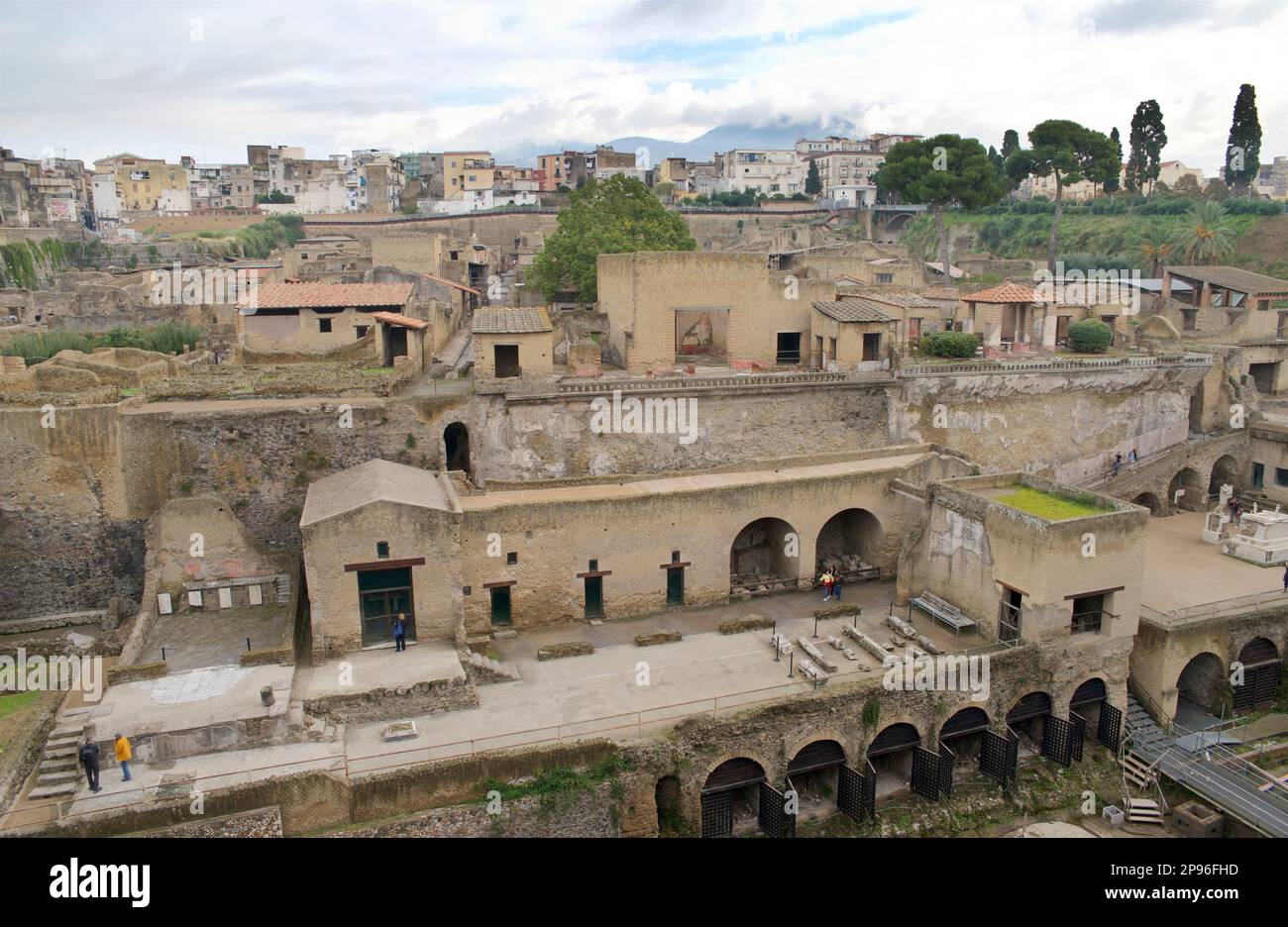 Ercolano scoperto. Ercolano fu sepolta sotto cenere vulcanica e pomice nell'eruzione del Vesuvio nel 79 d.C. Ercolano, Campania, Italia . Vista generale. Foto Stock