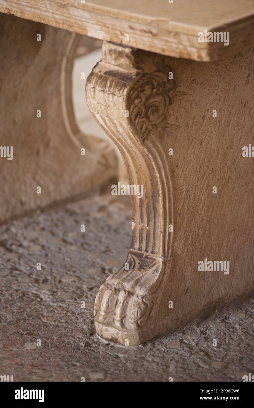 Ercolano scoperto. Ercolano fu sepolta sotto cenere vulcanica e pomice nell'eruzione del Vesuvio nel 79 d.C. Ercolano, Campania, Italia . Particolare dei mobili in marmo decorato con cartibolo in marmo o tavolo da esposizione Foto Stock