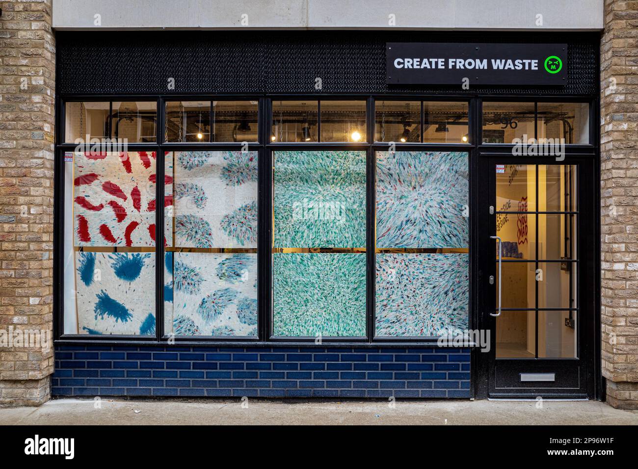 Sei Mad Plastic Recycling Centre Soho London - prende i rifiuti dal raggio di 250m del negozio 97 Berwick St Soho & lavora su modi creativi per riciclarlo Foto Stock