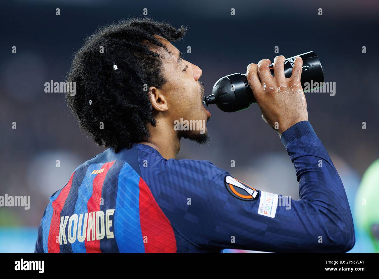 BARCELLONA - FEBBRAIO 16: Kounde beve acqua durante la partita della Champions League tra il FC Barcelona e il Manchester United allo Stadio Spotify Camp Nou Foto Stock