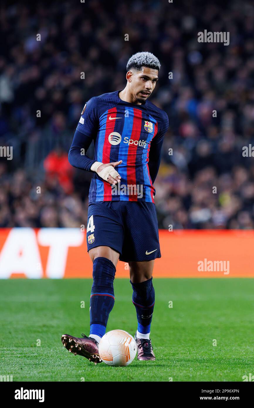 BARCELLONA - FEBBRAIO 16: Araujo in azione durante la partita della Champions League tra il FC Barcelona e il Manchester United allo Stadio Spotify Camp Nou su F. Foto Stock