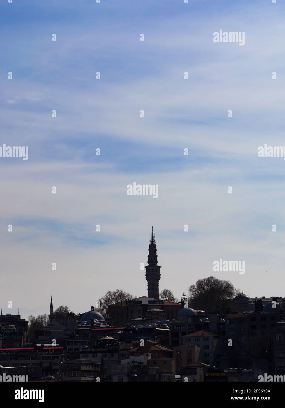 Torre storica Beyazit, retroilluminazione con cielo blu. Uno dei simboli di Istanbul. La Torre di Beyazıt fu costruita nel 18th. Istanbul, Turchia - Marzo 2023 Foto Stock