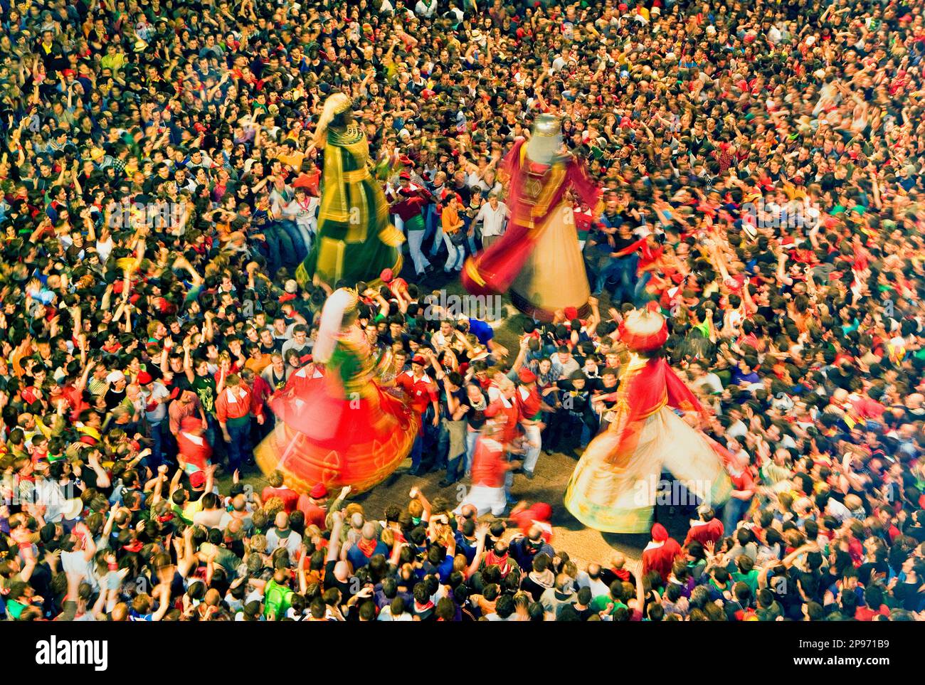 Giganti dancing.Placa de Sant Pere.la Patum (capolavoro del patrimonio Orale e immateriale dell'UNESCO).Berga. Barcellona. Catalogna. Spagna Foto Stock