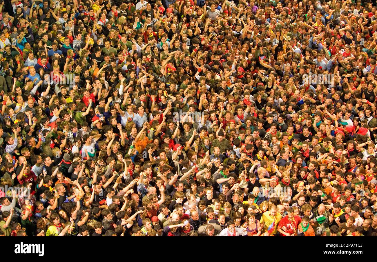 Persone.Plaça de Sant Pere.La Patum (capolavoro di Orale Immateriale Patrimonio dell'UNESCO).Berga. Barcellona. La Catalogna. Spagna Foto Stock