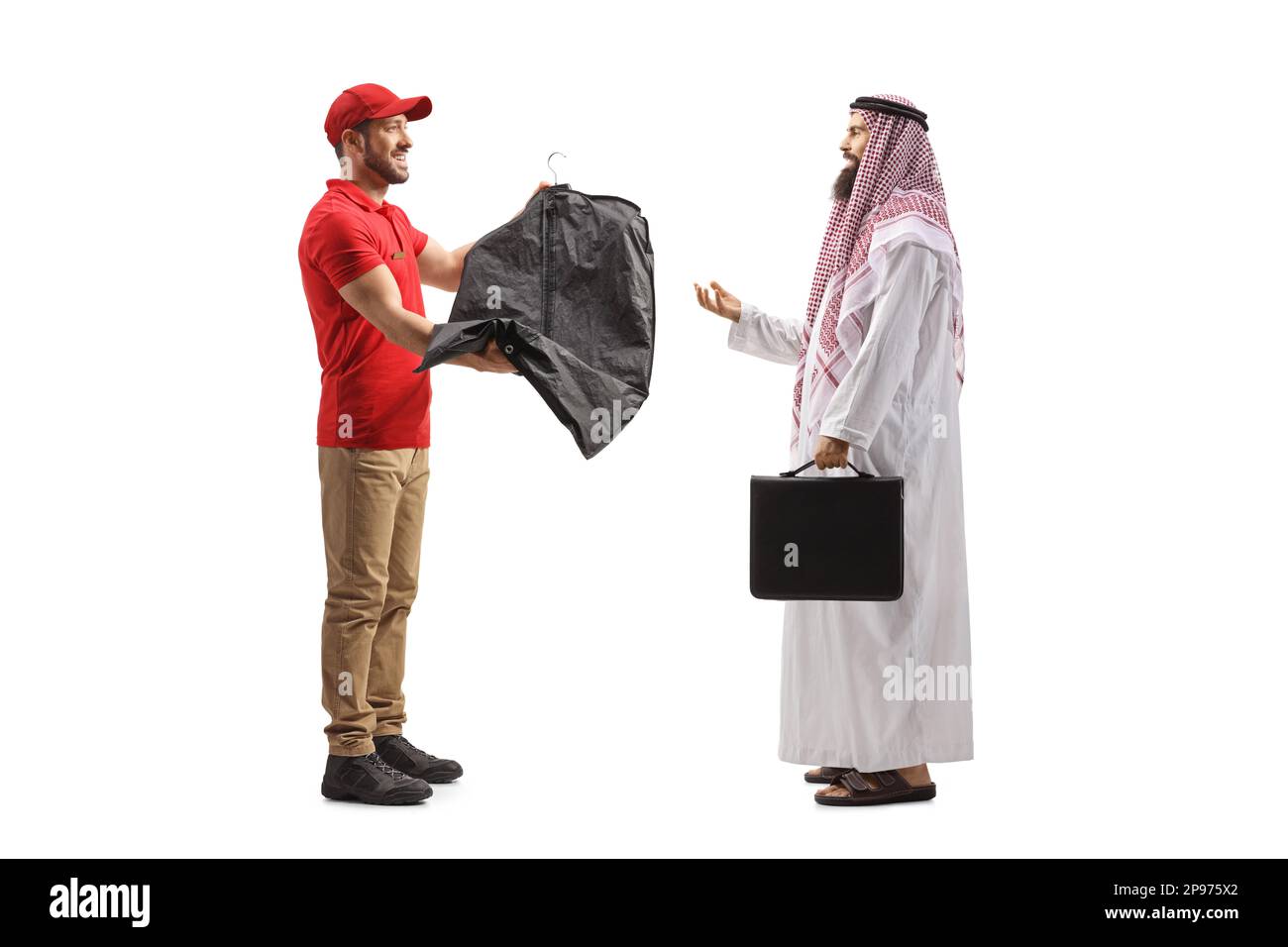 Lavoratore che consegna abiti di lavaggio a secco a un uomo arabo in abiti etnici isolati su uno sfondo bianco Foto Stock