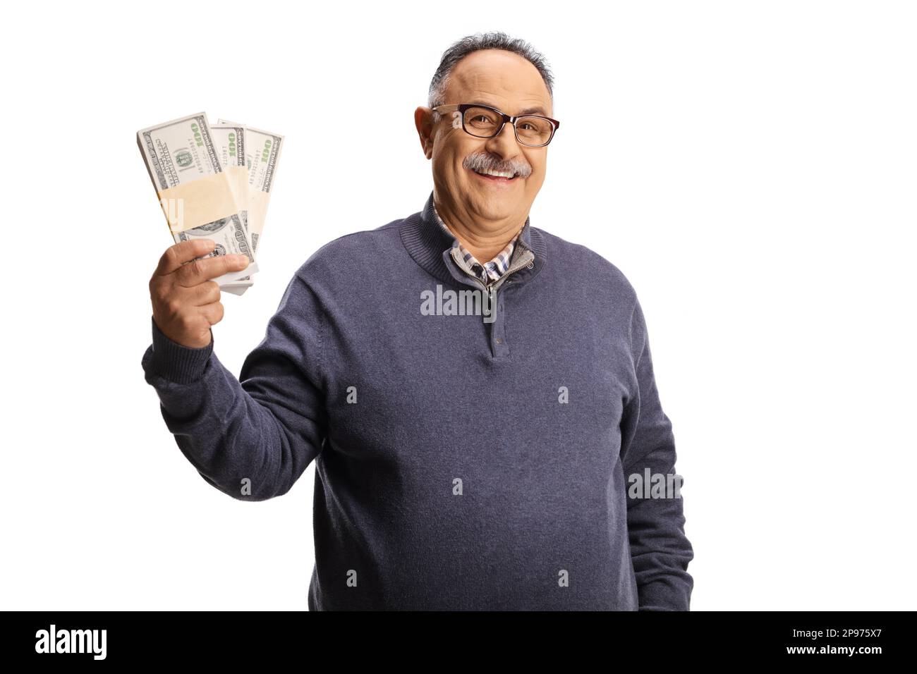 Uomo maturo che tiene pile di denaro e sorridente isolato su sfondo bianco Foto Stock