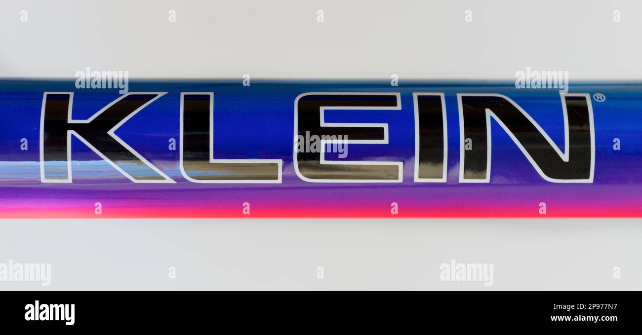 KLEIN era un produttore preminente di biciclette in alluminio. Con sede a Chehalis, Washington state. I loro innovativi brevetti furono acquisiti da Trek per l'acquisizione di Klein da parte di quest'ultima nel 1995/6. Questo è un dettaglio di un modello Klein Attitude 1992 con colorazione "Horizon Linear Fade". I Kleins erano famosi per i loro schemi colore. NB Klein è un marchio registrato. Solo per uso editoriale. Foto Stock