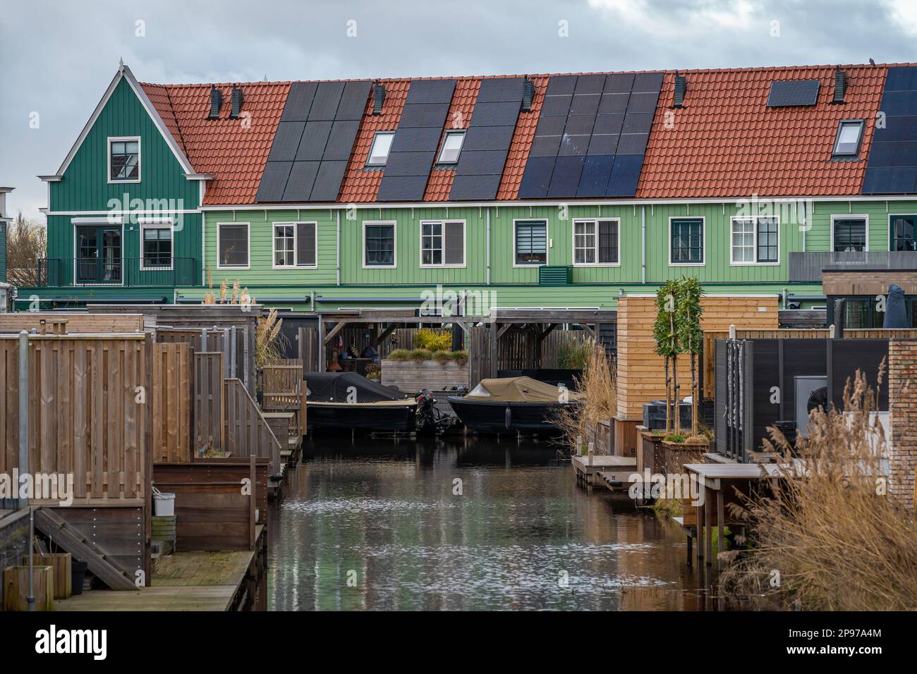 Nuovo quartiere residenziale a Zaandam, Olanda del Nord. Moderne case olandesi con pannelli solari Foto Stock