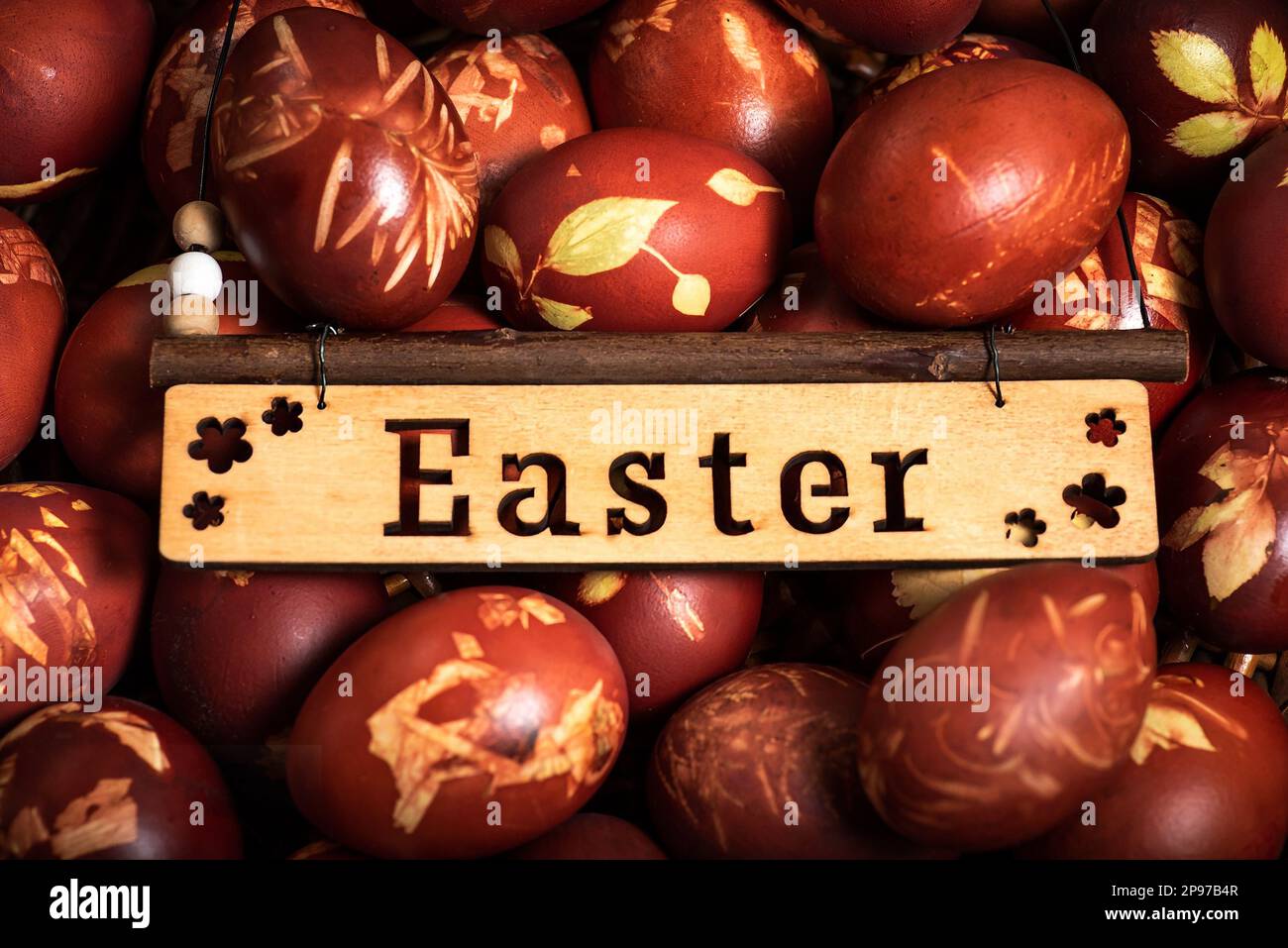 Uova di pasqua tradizionali tinte in buccia di cipolla. Vacanza leggera di Pasqua. Tradizioni religiose. Foto Stock