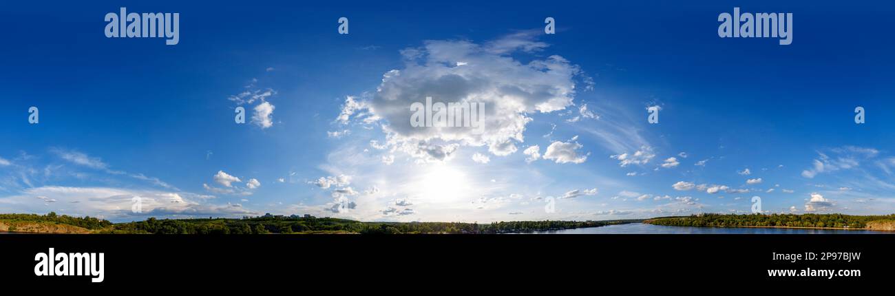 Nuvole nel cielo blu e la foresta vicino al fiume. Panorama completo di 360 gradi in una proiezione sferica equiangolare equidistante. Contenuto della realtà virtuale Foto Stock