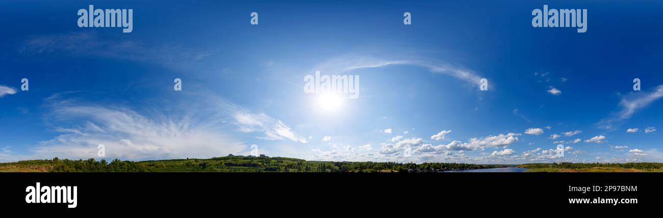 Nuvole nel cielo blu e la foresta vicino al fiume. Panorama completo di 360 gradi in una proiezione sferica equiangolare equidistante. Contenuto della realtà virtuale Foto Stock