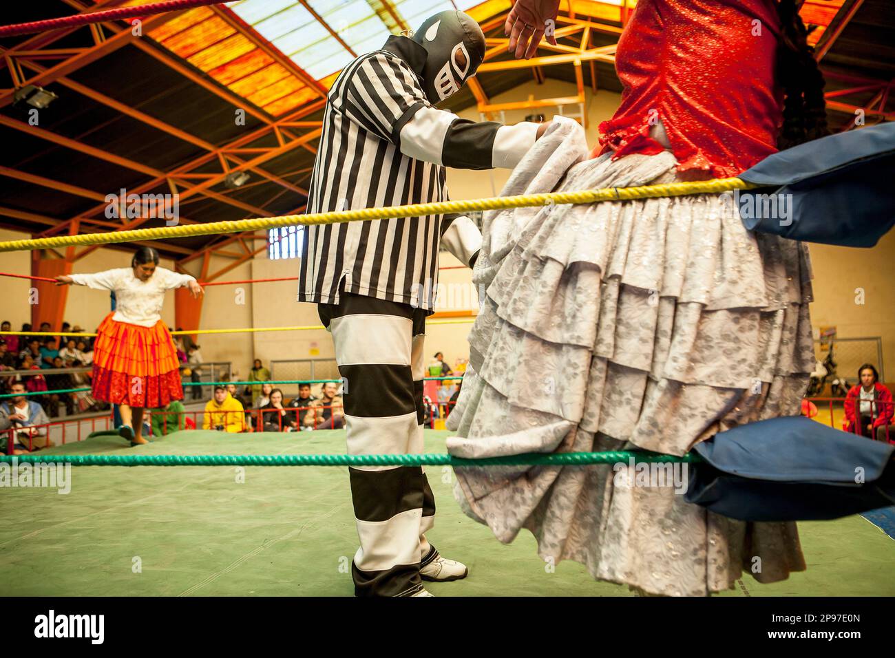 Lucha Libre. L'arbitro che controlla il vestito di Benita la Intocable, alla ricerca di irregolarità. Pochi istanti prima di iniziare il combattimento tra Dina con oran Foto Stock