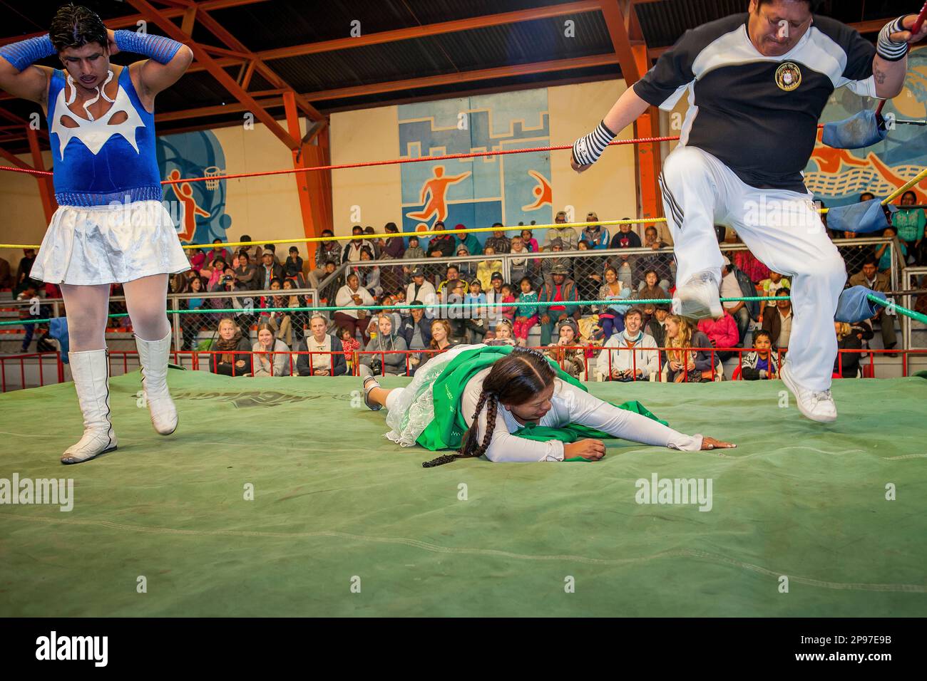 Lucha Libre. L'arbitro calca la mano di Algela la Folclorista, durante un combattimento tra il travestito e la colita Angela la Folclorista Foto Stock