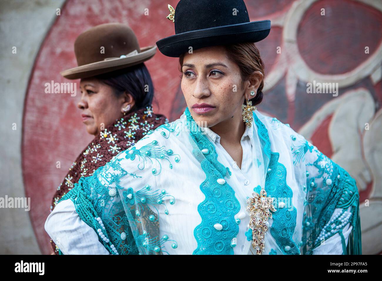 A destra Benita la Intocable , a sinistra Angela la Folclorista, cholitas femmine lottatori, El Alto, La Paz, Bolivia Foto Stock