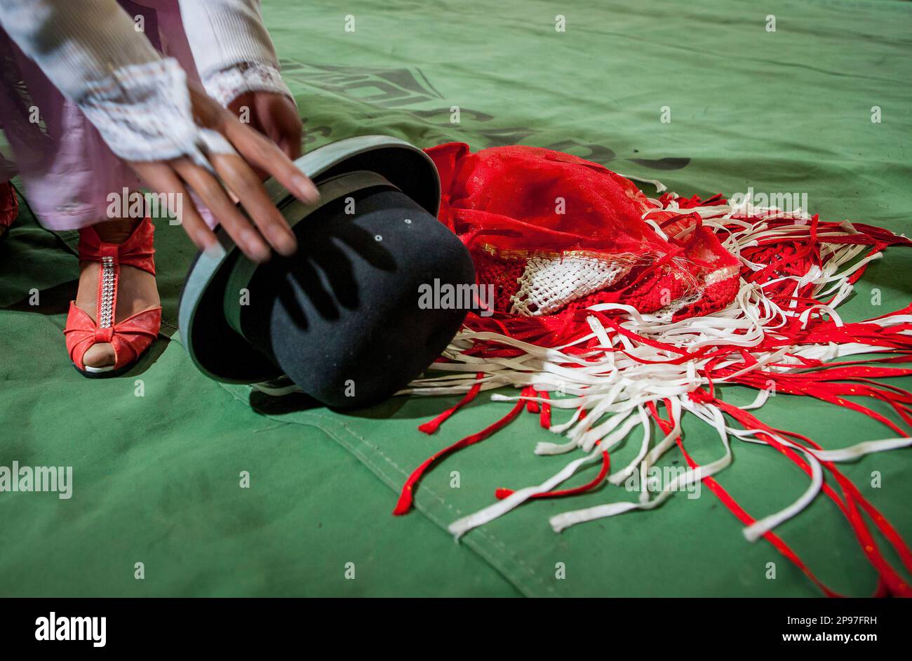Lucha Libre.Celia la simpatica lascia a terra il suo cappello e scialle per iniziare il combattimento, donne cholitas lottatori, centro sportivo la Ceja, El Alto, Foto Stock