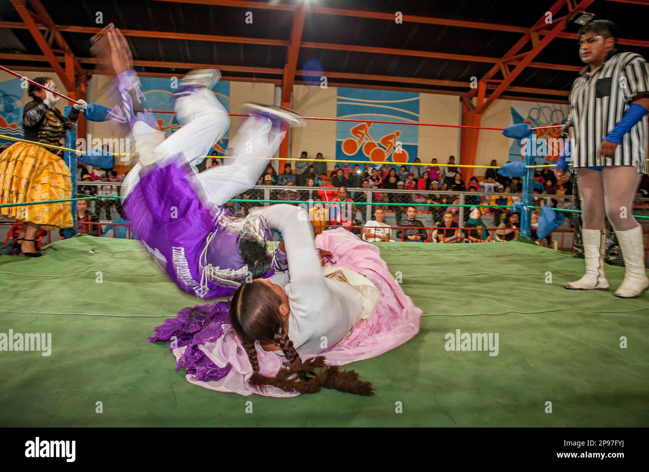 Lucha Libre. Combattente maschile e la colita Celia la simpatica, lottatori in combattimento, centro sportivo la Ceja, El Alto, la Paz, Bolivia Foto Stock