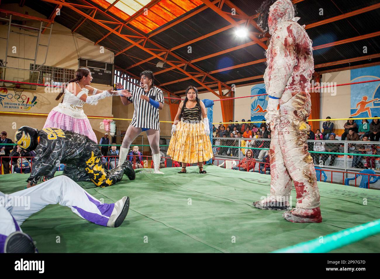 Lucha Libre. Julieta e Celia la simpatica con gonna rosa durante un combattimento pazzo, lottatori di uomini agaisti, centro sportivo la Ceja, El Alto, la Paz, Bo Foto Stock
