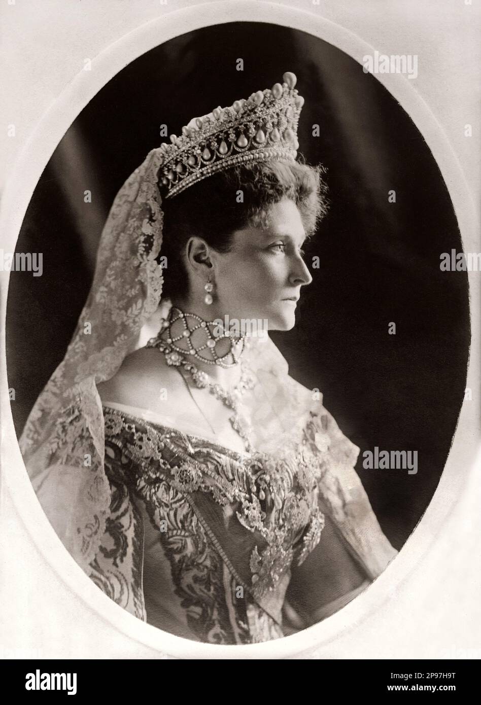 1895 c, RUSSIA : l'imperatrice russa Tsarina ALEXANDRA FYODOROVNA ( Feodorovna ) , sposata con lo zar Nicola II di Russia ( 1868–1918) ( Nikolay II ), l'ultimo zar dell'Impero russo . Nata Principessa Alix d'Assia e del Reno (in tedesco: Viktoria Alix Helena Luise Beatrice Prinzessin von Hessen und bei Rhein) il 6 giugno 1872, morta il giorno 17 luglio 1918 con tutta la famiglia reale. Nata una nipote della regina Vittoria del Regno Unito, assunse il nome di Alexandra Feodorovna dopo la benedizione nella Chiesa ortodossa russa, che la canonizzò come Santa Alexandra nel 2000. - foto storich Foto Stock