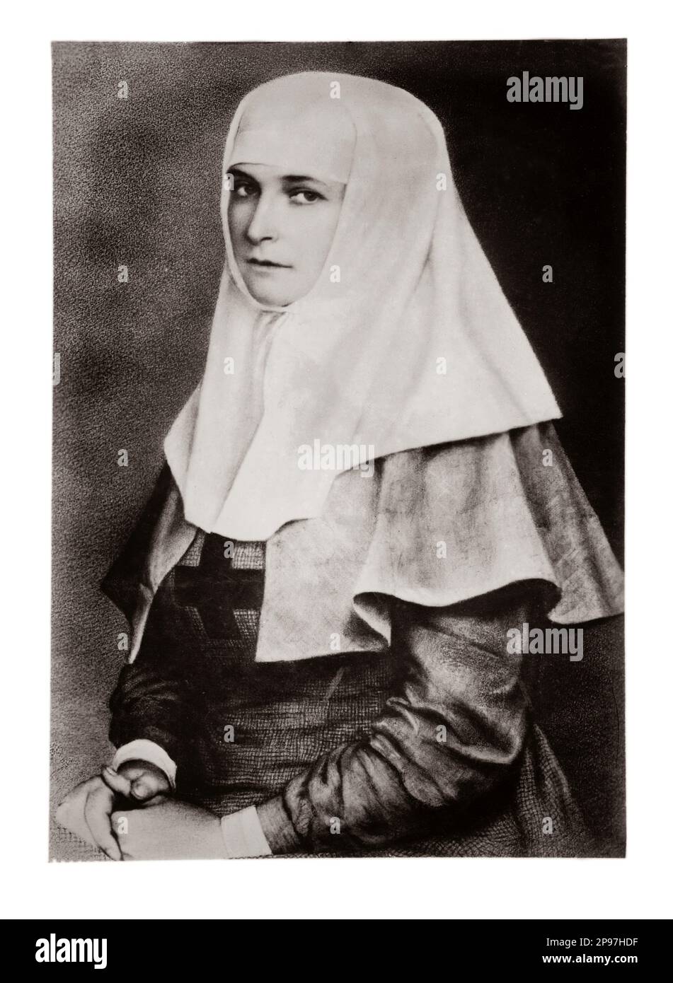 1915 c, RUSSIA : l'imperatrice russa Tsarina ALEXANDRA FYODOROVNA ( Feodorovna ) , sposata con lo zar Nicola II di Russia ( 1868–1918) ( Nikolay II ), l'ultimo zar dell'Impero russo . In questa foto vestita come un'infermiera ROSSA durante la prima guerra mondiale . Nata Principessa Alix d'Assia e del Reno (in tedesco: Viktoria Alix Helena Luise Beatrice Prinzessin von Hessen und bei Rhein) il 6 giugno 1872, morta il giorno 17 luglio 1918 con tutta la famiglia reale. Nata una nipote della regina Vittoria del Regno Unito, assunse il nome di Alexandra Feodorovna dopo la benedizione nel CH ortodosso russo Foto Stock