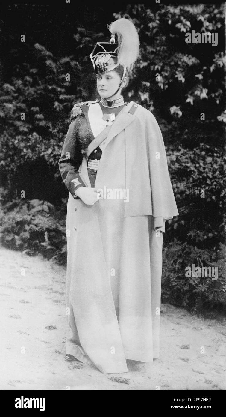 1915 c, RUSSIA : l'imperatrice russa Tsarina ALEXANDRA FYODOROVNA ( Feodorovna ) , sposata con lo zar Nicola II di Russia ( 1868–1918) ( Nikolay II ), l'ultimo zar dell'Impero russo . In questa foto vestita con uniforme militare durante la prima guerra mondiale . Nata Principessa Alix d'Assia e del Reno (in tedesco: Viktoria Alix Helena Luise Beatrice Prinzessin von Hessen und bei Rhein) il 6 giugno 1872, morta il giorno 17 luglio 1918 con tutta la famiglia reale. Nata una nipote della regina Vittoria del Regno Unito, assunse il nome di Alexandra Feodorovna dopo la benedizione nella C ortodossa russa Foto Stock