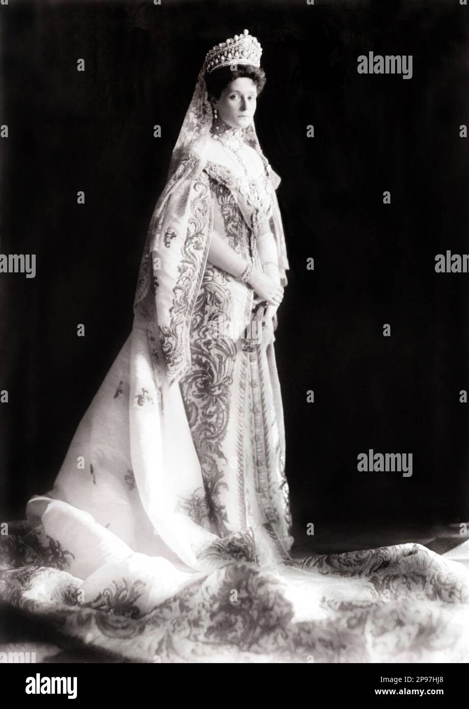 1895 c, RUSSIA : l'imperatrice russa Tsarina ALEXANDRA FYODOROVNA ( Feodorovna ) , sposata con lo zar Nicola II di Russia ( 1868–1918) ( Nikolay II ), l'ultimo zar dell'Impero russo . Nata Principessa Alix d'Assia e del Reno (in tedesco: Viktoria Alix Helena Luise Beatrice Prinzessin von Hessen und bei Rhein) il 6 giugno 1872, morta il giorno 17 luglio 1918 con tutta la famiglia reale. Nata una nipote della regina Vittoria del Regno Unito, assunse il nome di Alexandra Feodorovna dopo la benedizione nella Chiesa ortodossa russa, che la canonizzò come Santa Alexandra nel 2000. - foto storich Foto Stock