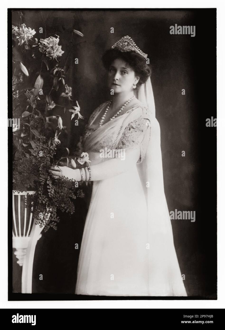1913 c, RUSSIA : l'imperatrice russa Tsarina ALEXANDRA FYODOROVNA ( Feodorovna ) , sposata con lo zar Nicola II di Russia ( 1868–1918) ( Nikolay II ), l'ultimo zar dell'Impero russo . Nata Principessa Alix d'Assia e del Reno (in tedesco: Viktoria Alix Helena Luise Beatrice Prinzessin von Hessen und bei Rhein) il 6 giugno 1872, morta il giorno 17 luglio 1918 con tutta la famiglia reale. Nata una nipote della regina Vittoria del Regno Unito, assunse il nome di Alexandra Feodorovna dopo la benedizione nella Chiesa ortodossa russa, che la canonizzò come Santa Alexandra nel 2000. - foto storich Foto Stock