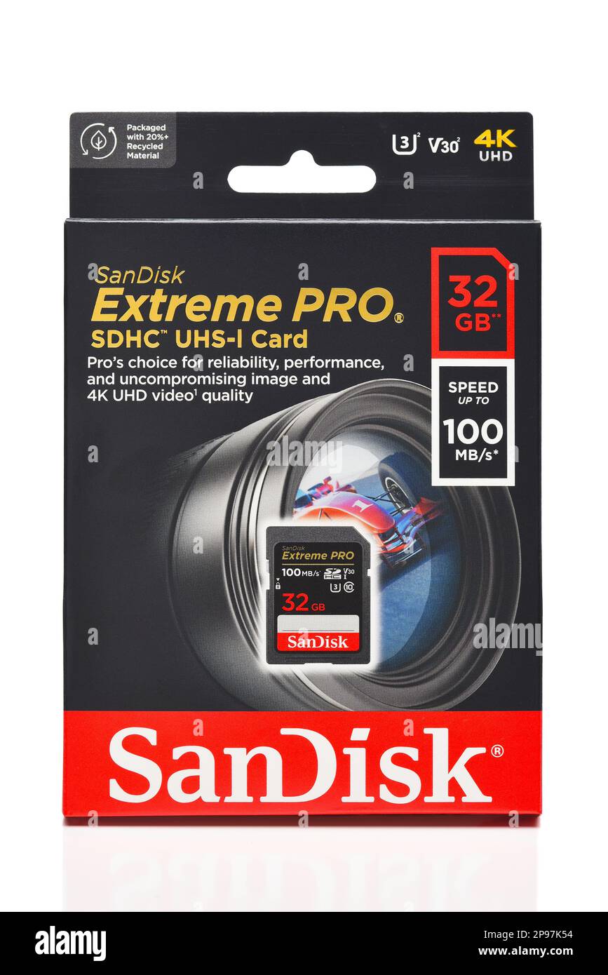 IRVINE, CALIFORNIA - 10 MAR 2023: Una scheda di memoria SDHC UHS-1 SanDisk Extreme Pro 32GB. Foto Stock